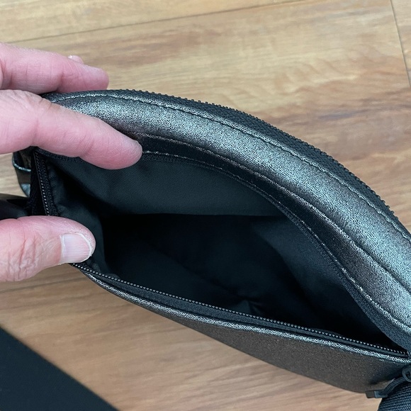 Lululemon Cross Body Belt Bag Silver/Black - Picture 4 of 8